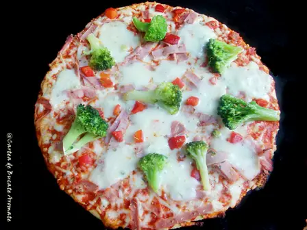 Pizza cu broccoli si sunca de pui