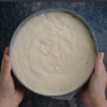 pasca fara aluat in tava rotunda pregatita pentru coacere