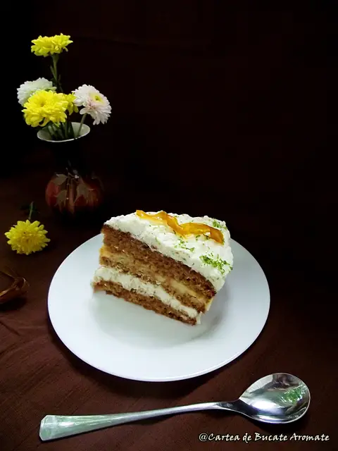 Tort cu morcovi (carrot cake)