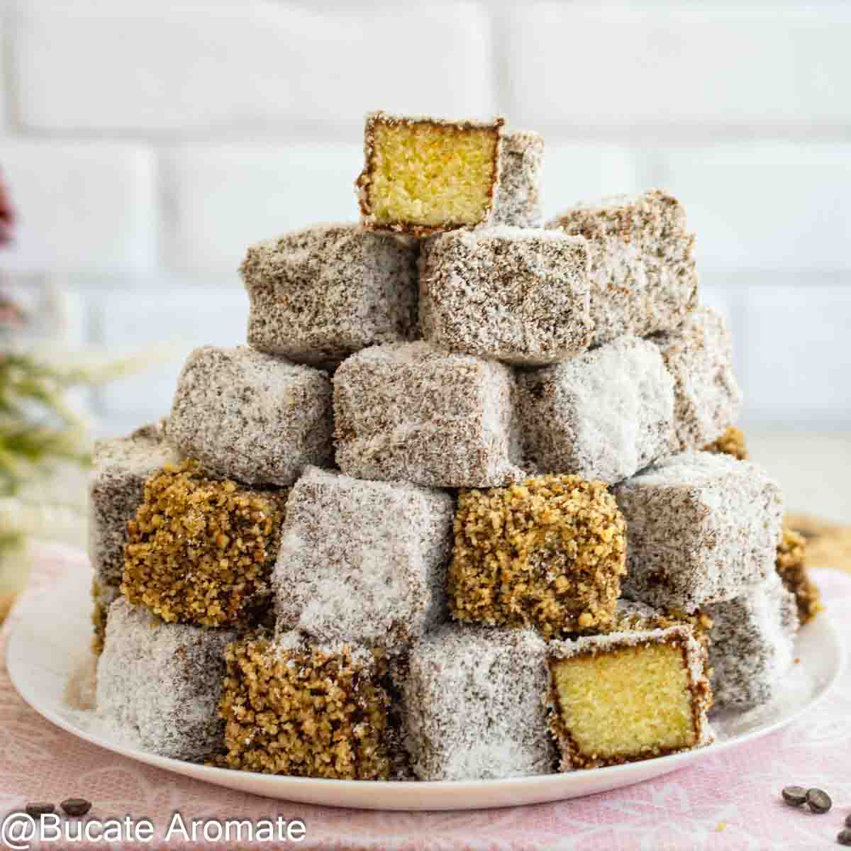 Cuburi de prăjitură tăvălită de post cu cocos și nucă, alături de o bucată tăiată care arată blatul aromat cu lămâie și vanilie.