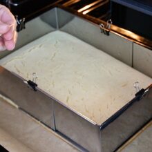 Blat vegan copt în tavă de 20 × 30 cm, verificat cu scobitoarea înainte de a fi scos din cuptor.
