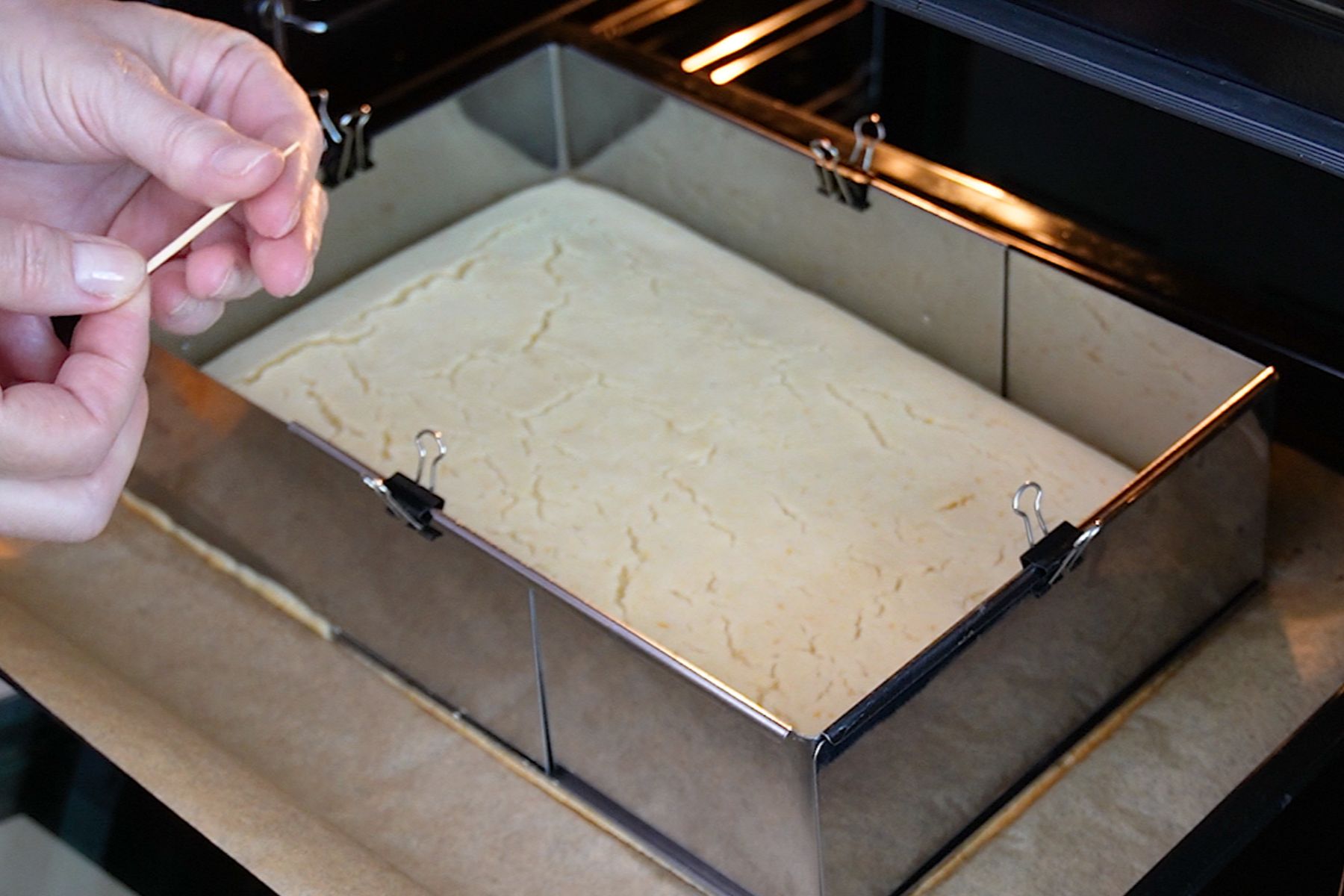 Blat vegan copt în tavă de 20 × 30 cm, verificat cu scobitoarea înainte de a fi scos din cuptor.