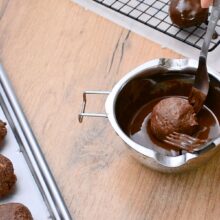 Prajitura Cartof din biscuiti macinati trecuti prin ciocolata topita