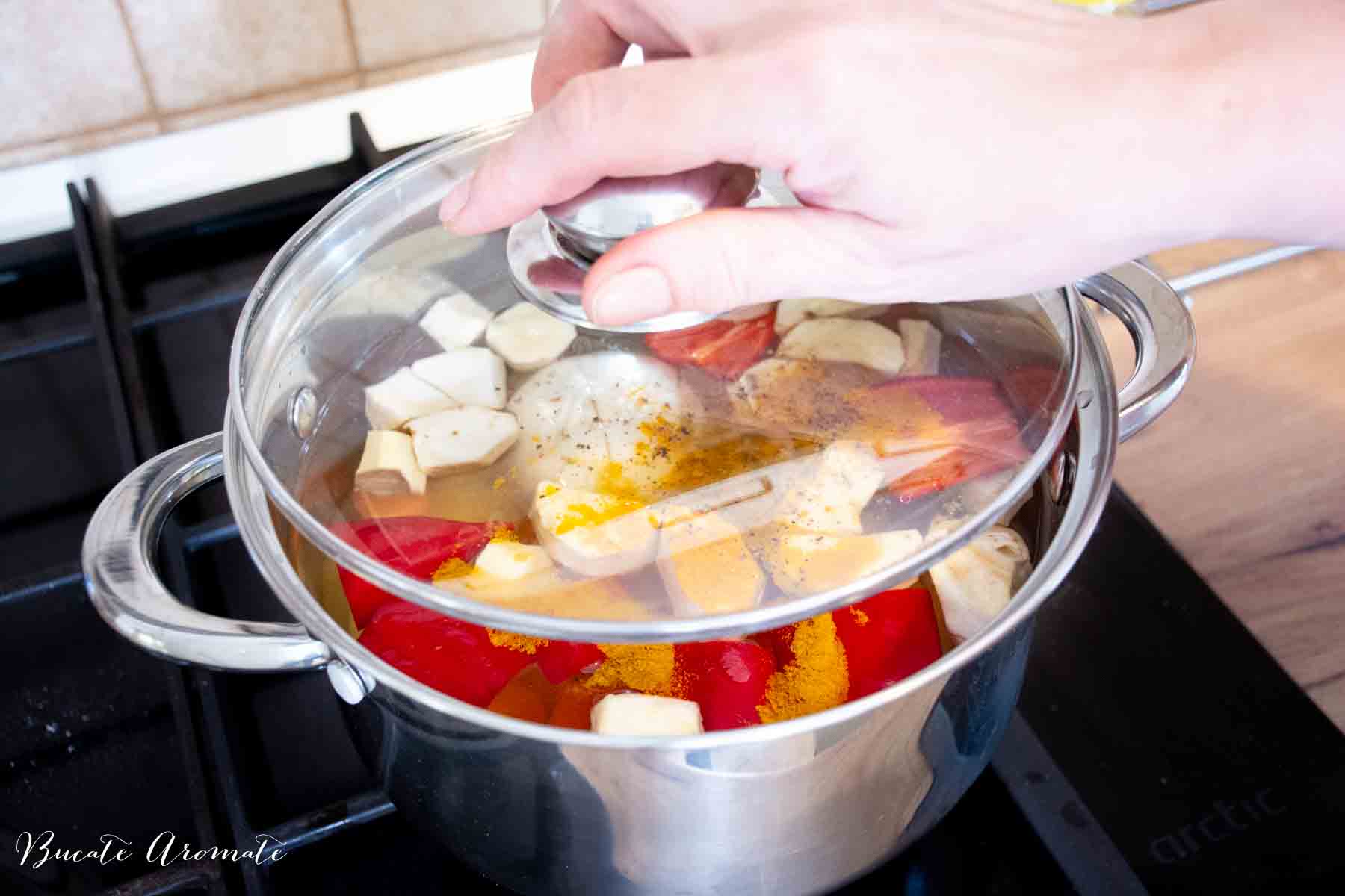 supă de legume la fiert în oală cu capac