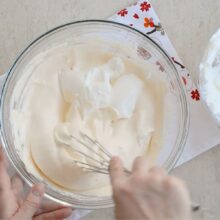 Încorporare spumă de albușuri în crema de gălbenușuri pentru un blat pufos