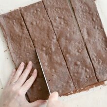 Tăierea blatului de cacao în fâșii pentru montarea spiralată a tortului cu mascarpone și vișine.