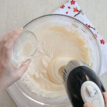 Încorporare ulei în gălbenușuri pentru prepararea blatului