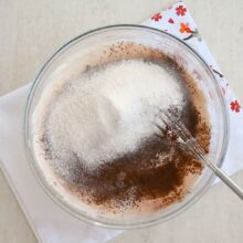 Adăugarea făinii și pudrei de cacao în compoziția blatului de cacao pentru tort.