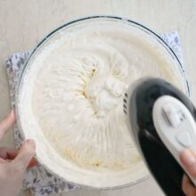 Mixarea cremei de mascarpone cu frișcă pentru obținerea consistenței perfecte.