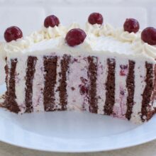 tort cu mascarpone si visine cu blat de cacao - sectiune cu straturi in spirala