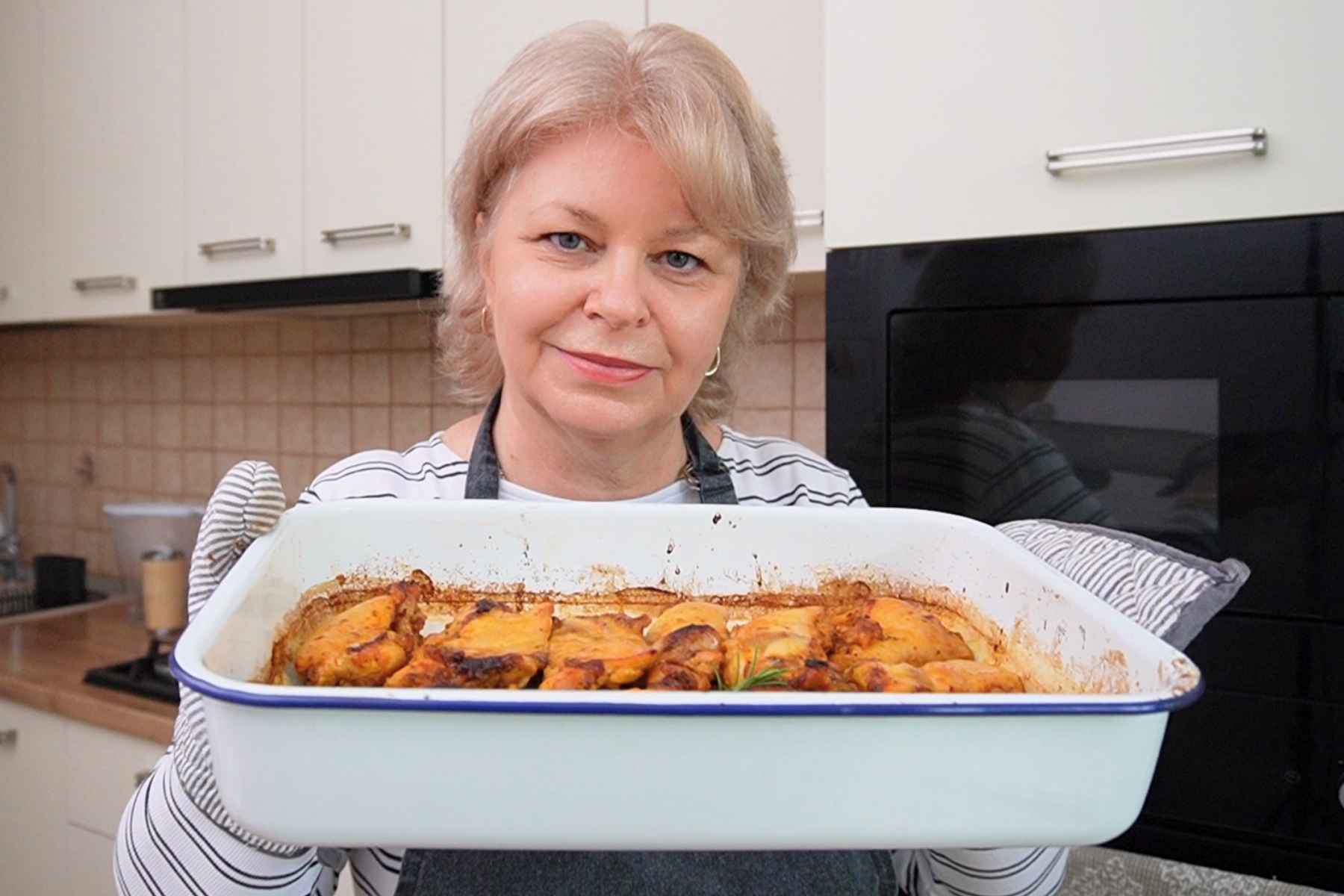 Iuliana Sbirnea prezintă o tavă cu pulpe de pui dezosate, rumenite la cuptor