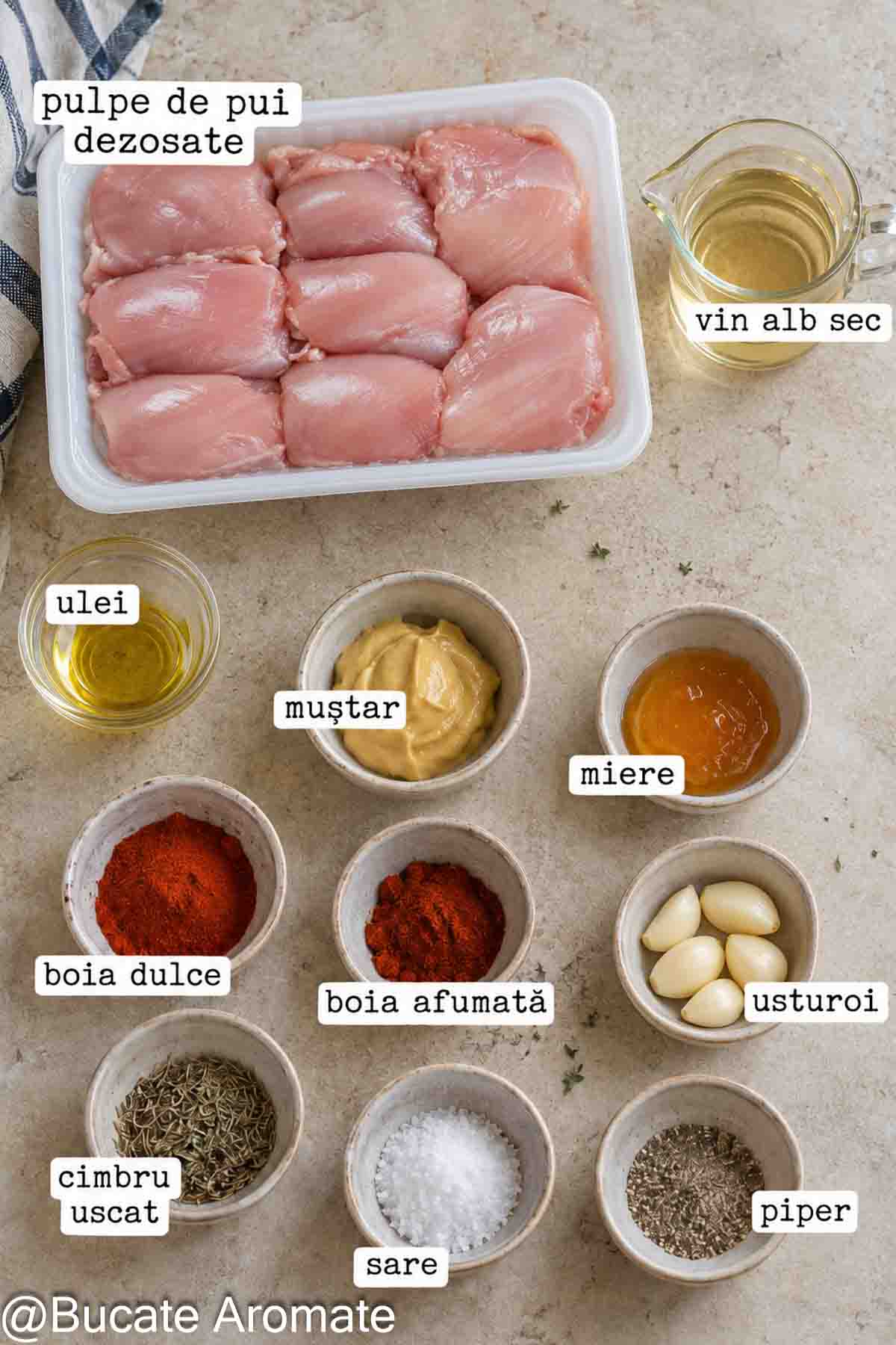Pulpe de pui dezosate, vin alb, muștar, miere, usturoi și condimente pentru rețeta la cuptor