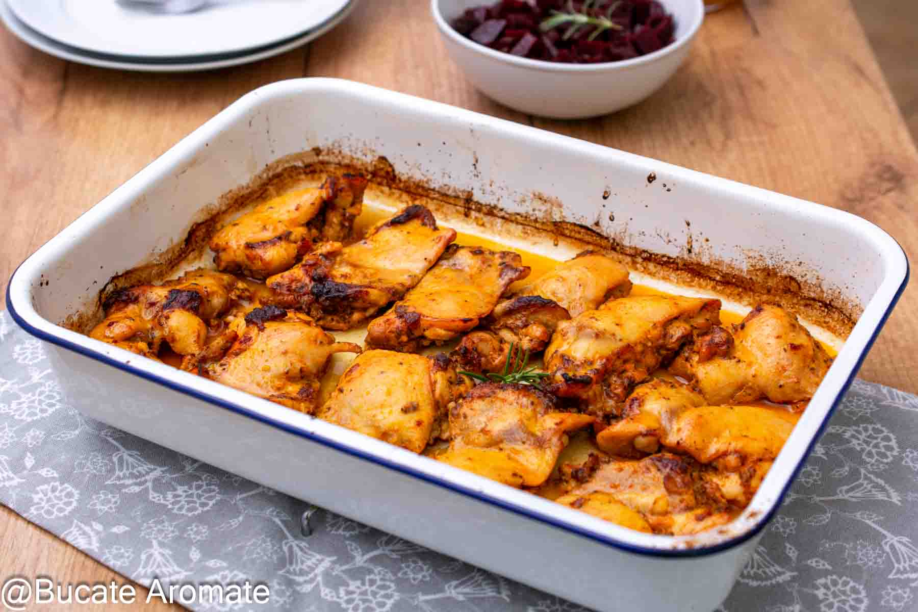Tavă cu pulpe de pui dezosate, rumenite și caramelizate, în sos aromat cu vin alb