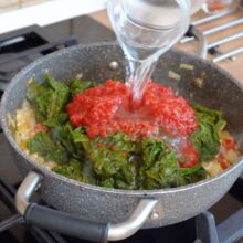 stevie, orez si suc de rosii adaugate in tigaie pentru mancare de post