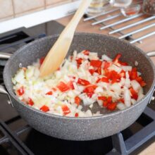 ceapa si ardei gras calite in tigaie