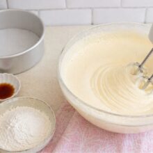 Ouă bătute cu zahăr pentru blat de pandișpan, mixate într-un bol mare, alături de făină și vanilie