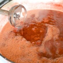 Gem de capsuni cu putin zahar fiert si pasat cu blenderul pentru a fi transformat in pasta fina