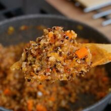 Umplutura pentru vinete: quinoa fiartă, linte și legume sotate, amestecate într-o textură cremoasă.