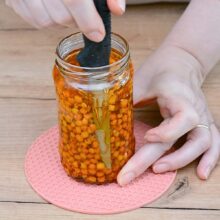 borcan umplut cu cătină și miere