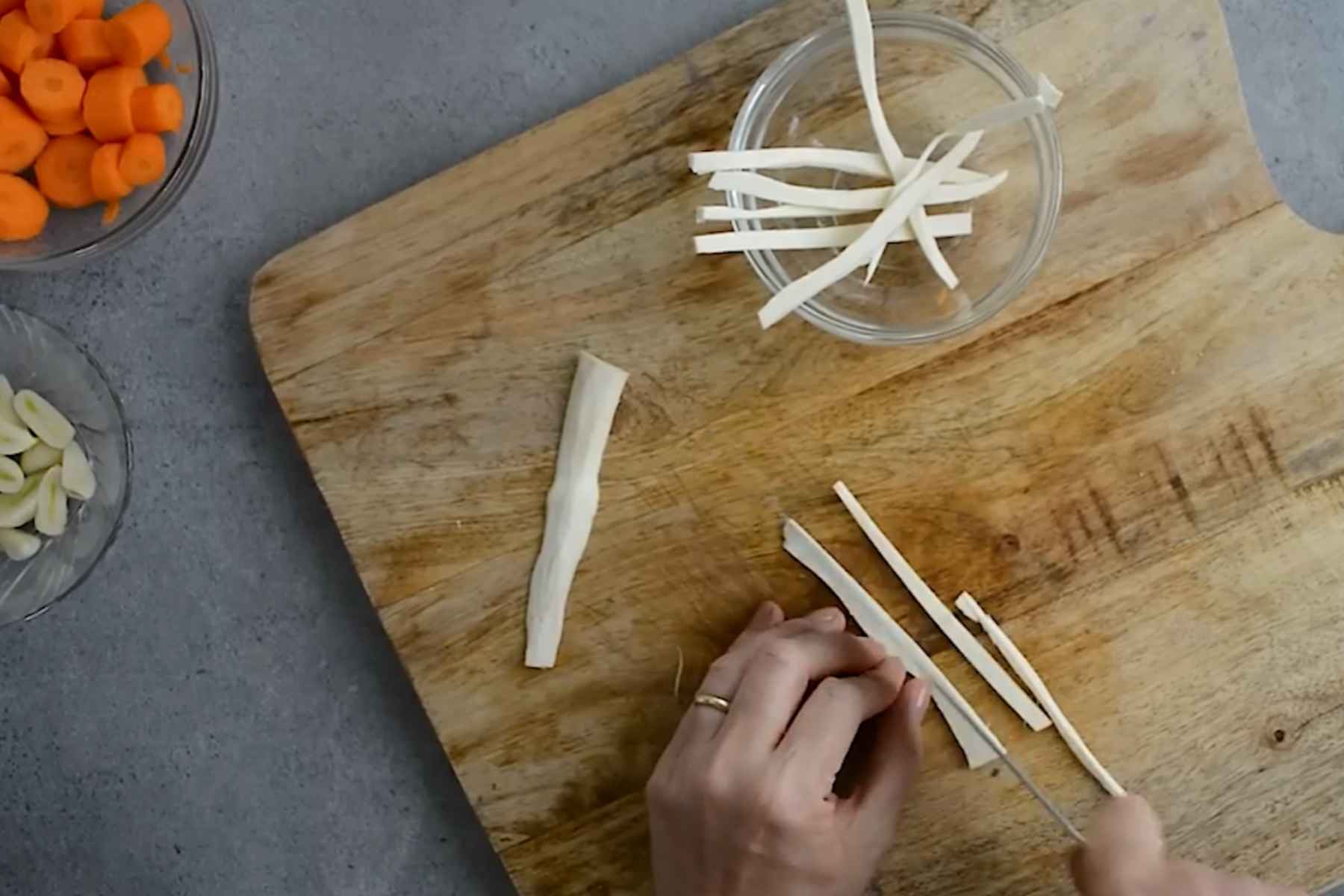 Rădăcină de hrean tăiată în fâșii pentru borcanele cu castraveți murați