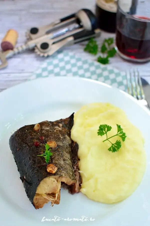 Peşte la cuptor în sos de vin roşu cu usturoi