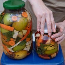 Murături de toamnă în saramură, borcane închise ermetic cu capace, pregătite pentru păstrare până la Crăciun
