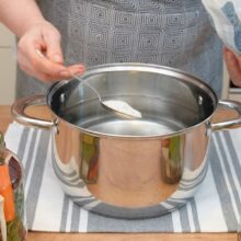 Saramură caldă pentru murături, pregătită cu apă și sare grunjoasă neiodată pentru legume crocante