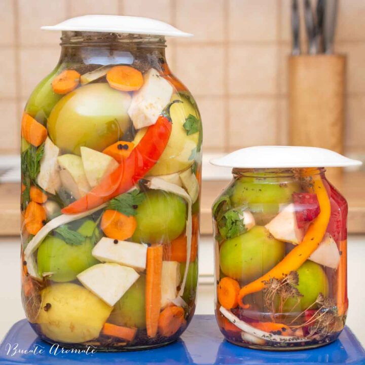 Rețetă tradițională de murături asortate pentru iarnă, în borcane cu legume variate și condimente naturale