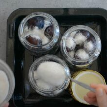 adaugare zahar in borcanele cu prune pentru prepararea compotului