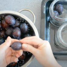 umplere borcane cu prune intregi pentru prepararea compotului