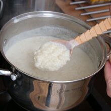Orez fiert în lapte pentru budincă, textura corectă înainte de coacerea la cuptor