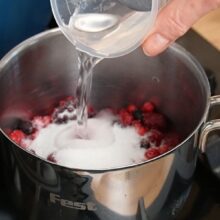 Prepararea sosului de fructe de pădure pentru servirea budincii de orez la cuptor
