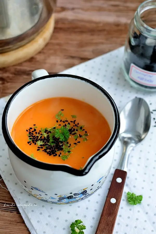 Supă cremă de ardei gras cu chimen negru şi pătrunjel