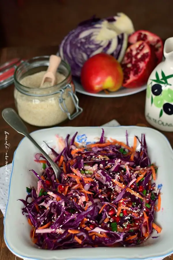 Salată colorată cu varză roşie şi alte vitamine
