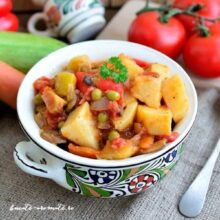 bol rustic cu ghiveci de legume variate servit in decor rustic