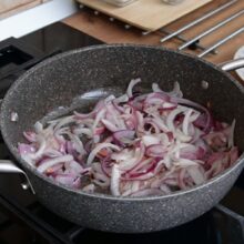 Ceapă albă și roșie sotate în ulei, baza aromată a ghiveciului de legume fără apă