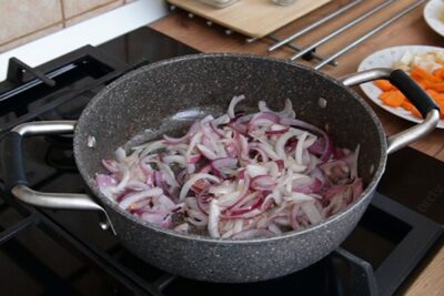 Ceapă albă și roșie sotate în ulei, baza aromată a ghiveciului de legume fără apă