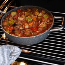 Cratiță cu ghiveci de legume pusă în cuptor pentru coacere, pentru un gust intens și legume bine pătrunse