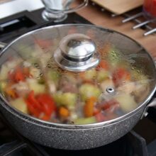 Ghiveciul de legume gătit la foc mic, cu capac, pentru a se găti în sucul propriu al legumelor