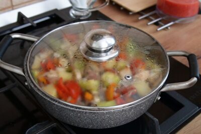 Ghiveciul de legume gătit la foc mic, cu capac, pentru a se găti în sucul propriu al legumelor