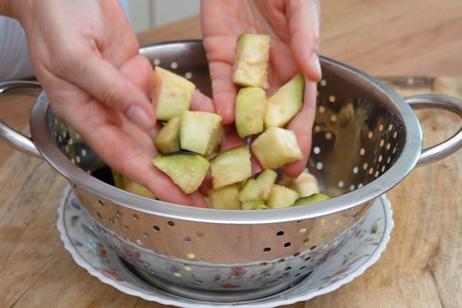 Cuburi de vinete scurse, după ce au fost presărate cu sare și suc de lămâie, pregătite pentru ghiveci