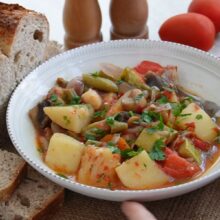 Porție de ghiveci de legume cu pătrunjel verde, servită cu pâine rustică, mâncare de post delicioasă