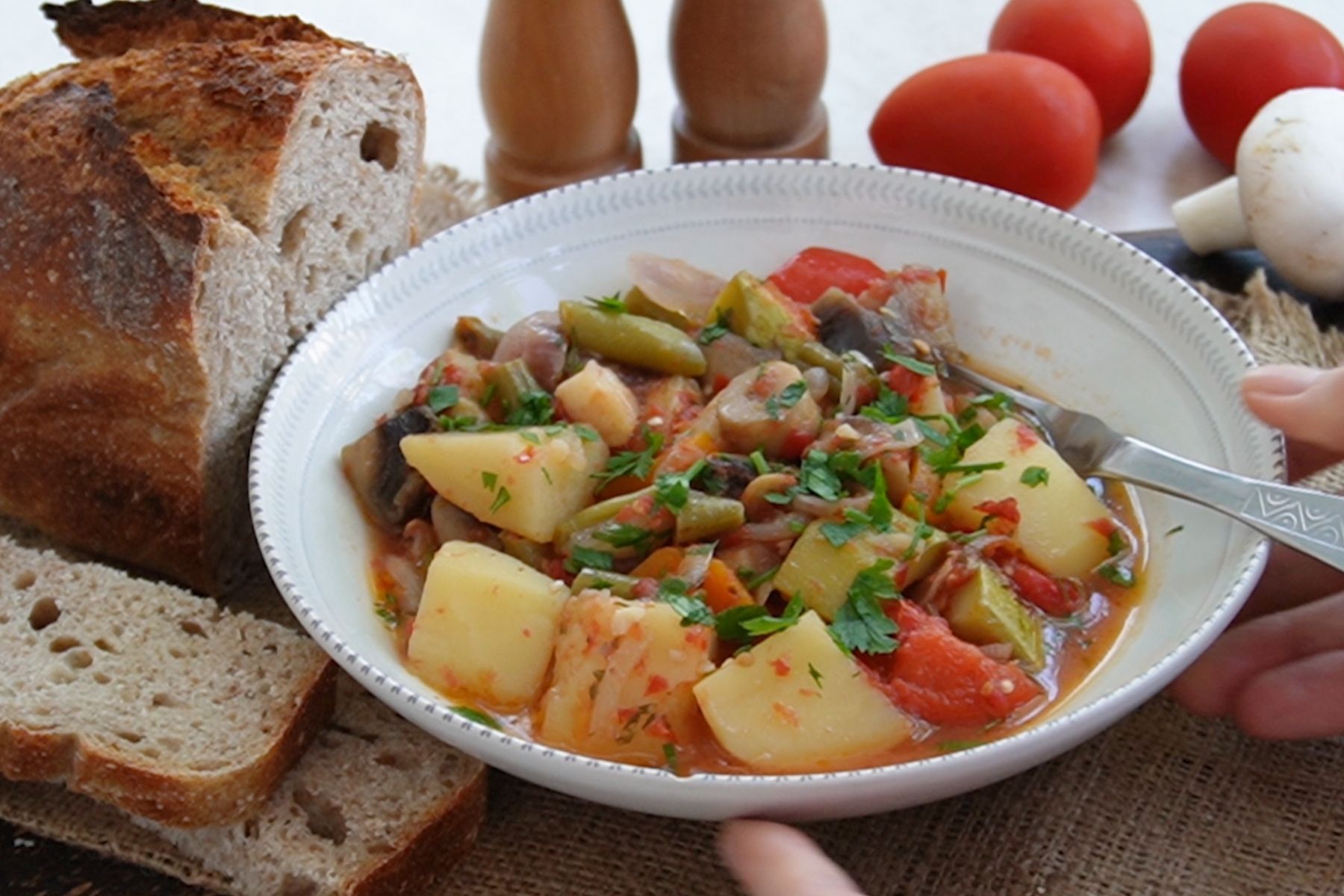 Porție de ghiveci de legume cu pătrunjel verde, servită cu pâine rustică, mâncare de post delicioasă