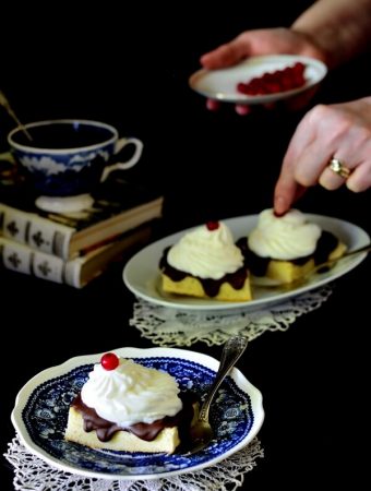 Prăjitură însiropată cu frişcă şi glazură de ciocolată