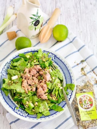Salată verde cu ton și seminţe de tot felul