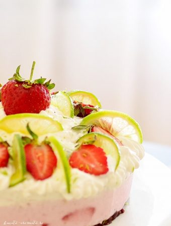 Tort vegan de îngheţată cu cocos şi căpşuni