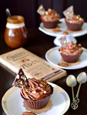 Cupe cu cremă de ciocolată, caramel sărat şi nuci pecan