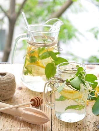 Apă infuzată cu lămâie şi flori de caprifoi