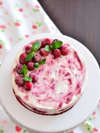 Cheesecake marmorat cu sos de zmeură