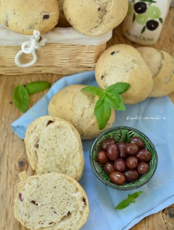 Pâinici pufoase cu măsline şi busuioc